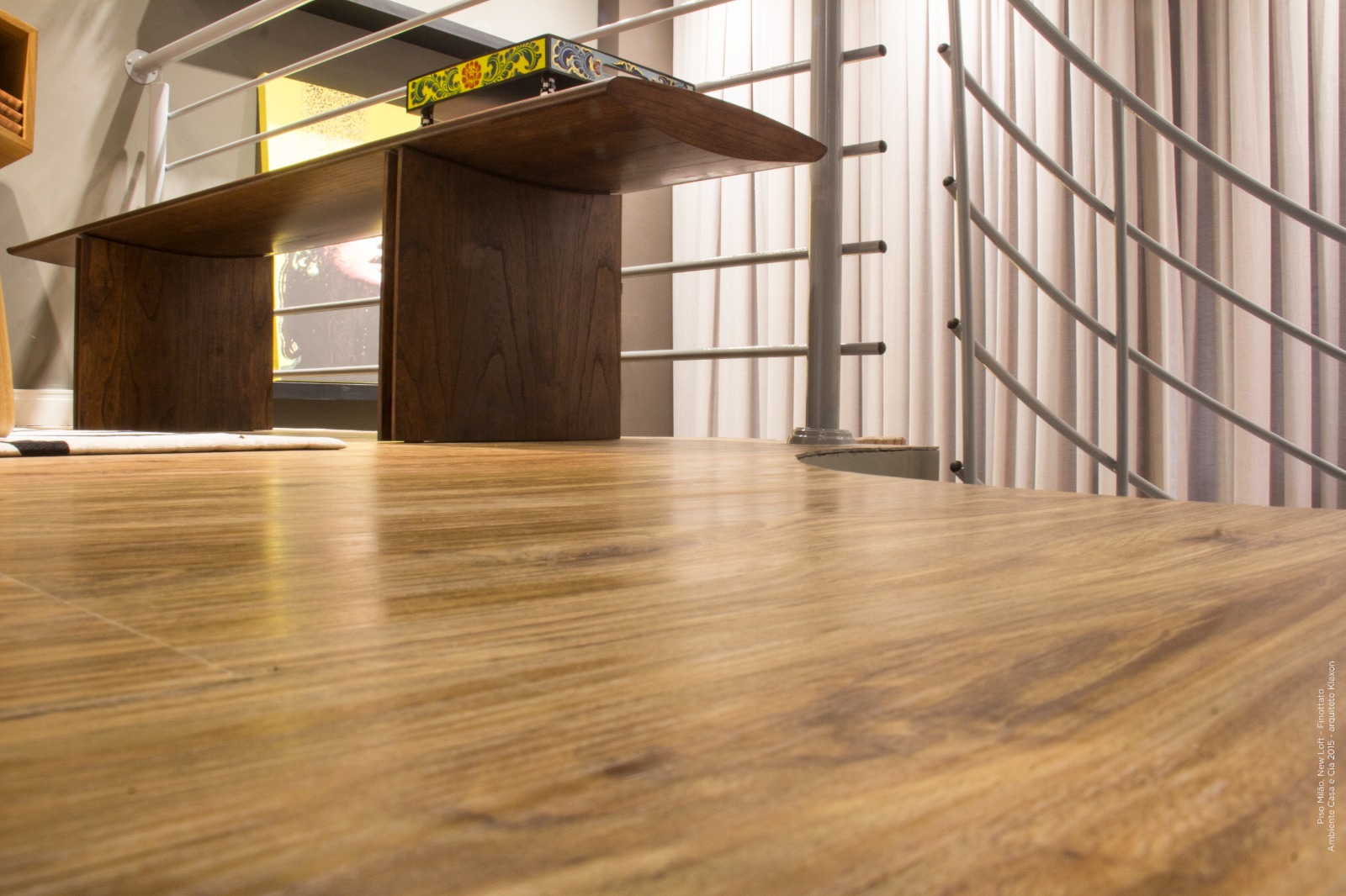Detalhe do piso vinílico em ambiente comercial